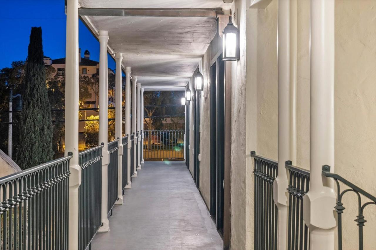 Casa Jardin - Boutique Suites In Downtown Санта Барбара Екстериор снимка